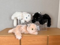 ネットミームが形になった「猫は液体」のぬいぐるみ