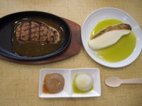 ステーキとタラ（右）。下側の小皿が成型・プリント前の素材