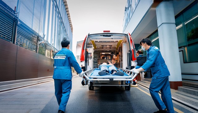 救急隊員の靴の置き方には意味がある…※画像はイメージです（ Shousei/stock.adobe.com）