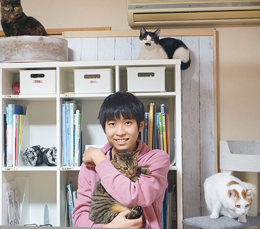 変声期までミュージカル出演のほかＣＭソングも歌っていた怜央君。今後は芸能活動を映像中心に変える予定。猫のための夢も広がりつつある。（現在は親子の猫を預かり中）