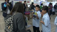 外国人観光客に新見市の魅力を紹介　小学生が岡山空港で観光PR