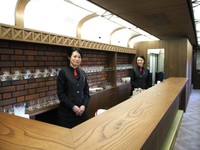 コシノジュンコ氏がデザインした「GRAN 天空」アテンダントスタッフの制服