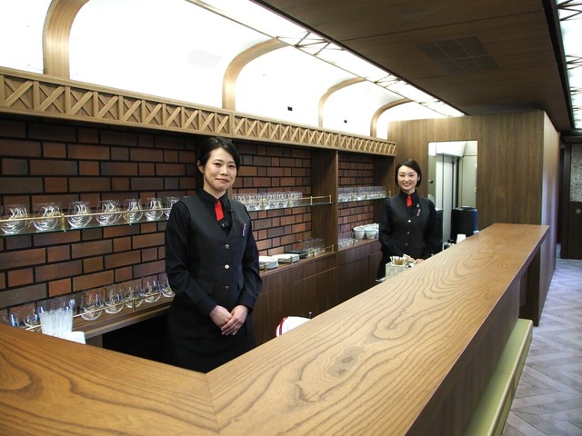 コシノジュンコ氏がデザインした「GRAN 天空」アテンダントスタッフの制服