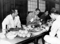 すき焼きの夕食を楽しむ、左から長嶋茂雄、金田正一、広岡達朗、藤田元司コーチ（右端）ら巨人ナイン＝1965（昭和40）年10月28日、芦屋・竹園旅館（現・ホテル竹園芦屋）