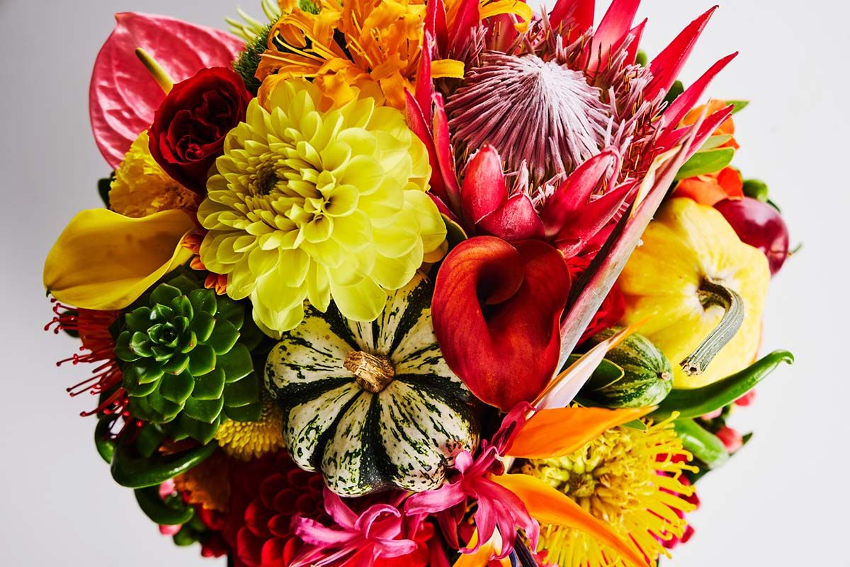 モノクロでのぞき込む、花の生と死 「花のない花屋」東信さんのもう