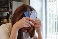 リボ払いで支払いに苦しんだ経験がある人はどのくらいいる？　※画像はイメージです（琢也 栂/stock.adobe.com）