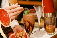 後に生のベリーツをのせて完成、「ストロベリーショコラ」（写真／Lmaga.jp編集部）