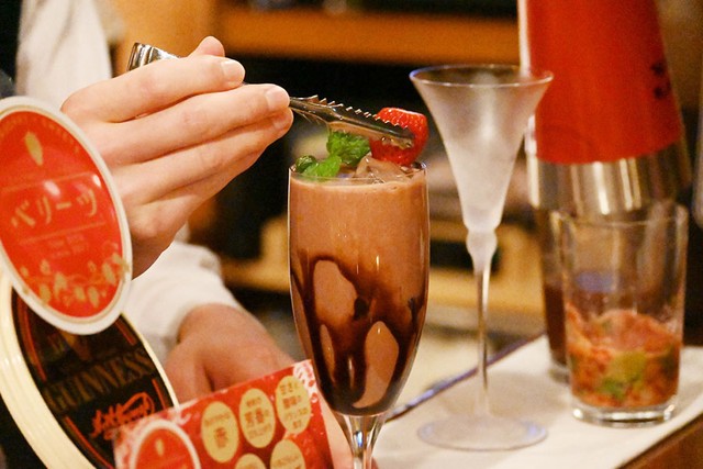 後に生のベリーツをのせて完成、「ストロベリーショコラ」（写真／Lmaga.jp編集部）