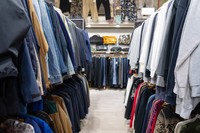 近年、ファッション業界でも注目されている「古着」※画像はイメージです（naka/stock.adobe.com）
