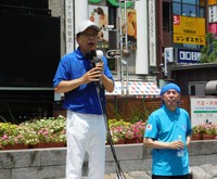 演説する北村晴男氏（左）を見守る百田尚樹氏