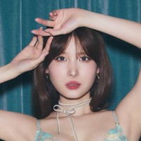 ランジェリーブランド「RAVIJOUR」とのコラボランジェリーを着用する谷口めぐ