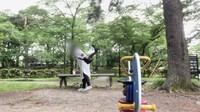 公園でドリンクをベンチに置く人生いちかパチかさん。 ※人生いちかパチかさんのX動画より抜粋