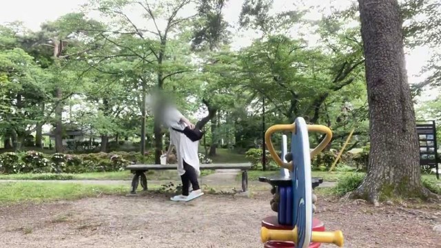 公園でドリンクをベンチに置く人生いちかパチかさん。 ※人生いちかパチかさんのX動画より抜粋