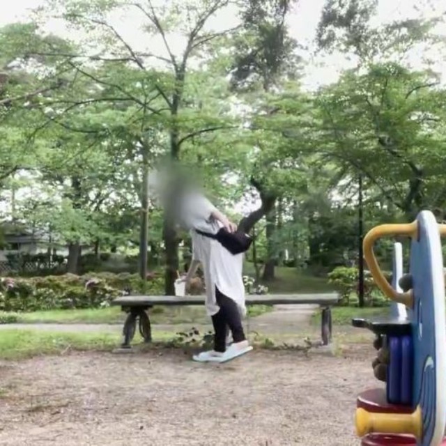 公園でドリンクをベンチに置く人生いちかパチかさん。 ※人生いちかパチかさんのX動画より抜粋