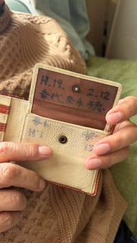 19年前に3姉妹でプレゼントした財布には姉妹の名前が…／投稿主さん提供