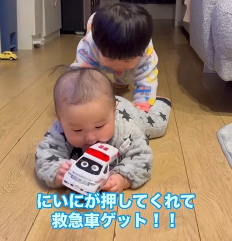 進まないずり這いをにいにが押してくれたよ！（提供：＠2525satobabyさん）
