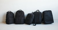 無重力シリーズ。の「ファンクションリュック」（左2つ）と「スタンダードモデル」（右3つ）（アフタヌーンティー・リビング提供）