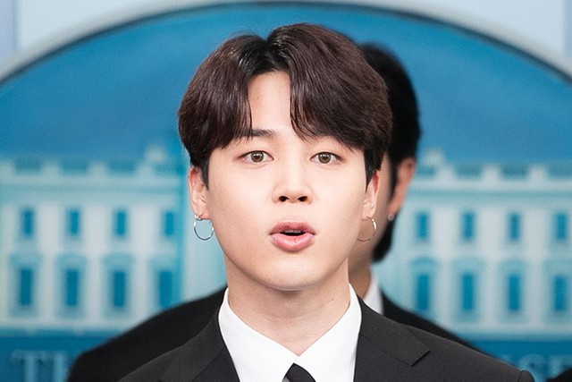 米ホワイトハウスの定例会見で記者団に韓国語で話すBTSのJIMINさん