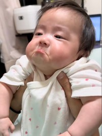 パパの歌に表情が曇るゆあちゃん（提供：@yuaremudoublesさん）
