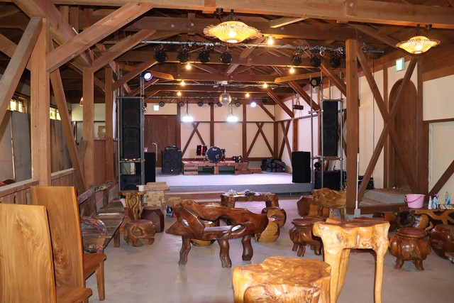 倉庫を改装して整備したライブハウス（京丹後市弥栄町・道の駅「丹後王国　食のみやこ」）