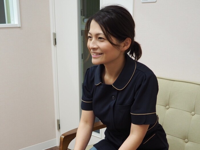 山下さん。3年前、夫である山下圭介院長と、のびペットクリニックを開院した（山下さん提供）