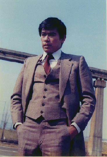 1973年放送の特撮ドラマ「ロボット刑事」で三つ揃いのスーツにネクタイで決めた千葉治郎©石森プロ・東映