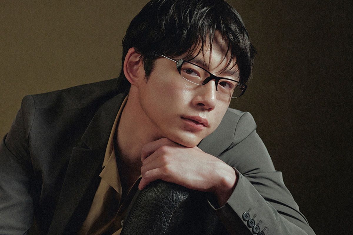 視力2.0でもほしい……坂口健太郎がまとう、PRADA×GENTLE MONSTERの