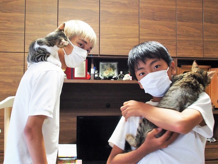 長男ととしくん（左）、次男とまさくん（右）