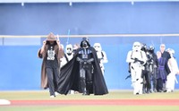 スター・ウォーズのダース・ベイダー（後方中央）らと登場した速水もこみち（左手前）