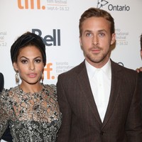 エヴァ・メンデス（左）の誕生日を祝ったライアン・ゴズリング