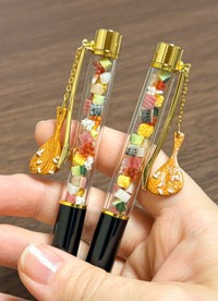 海鮮バラちらしボールペン。鮮やかな寿司ネタと、ご飯粒付きのしゃもじが目を引く作品です（提供：はらぺこ文鳥@ミニチュアフードさん）