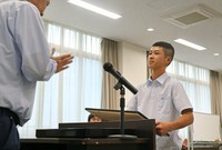 長岡京消防署長から感謝状を受け取る小牧さん（長岡京市天神４丁目・長岡京消防署）