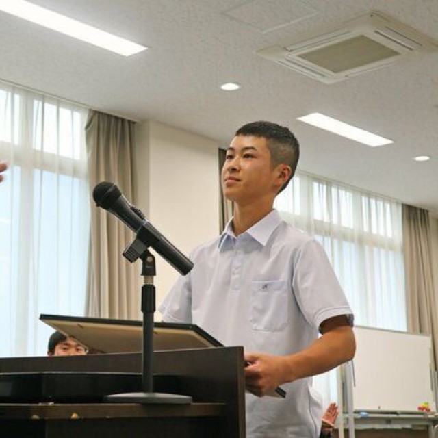 長岡京消防署長から感謝状を受け取る小牧さん（長岡京市天神４丁目・長岡京消防署）