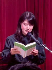 初ライブで書籍を手に朗読する音楽ユニット「スピン」の中江有里＝都内の「MAMEHICO」銀座店