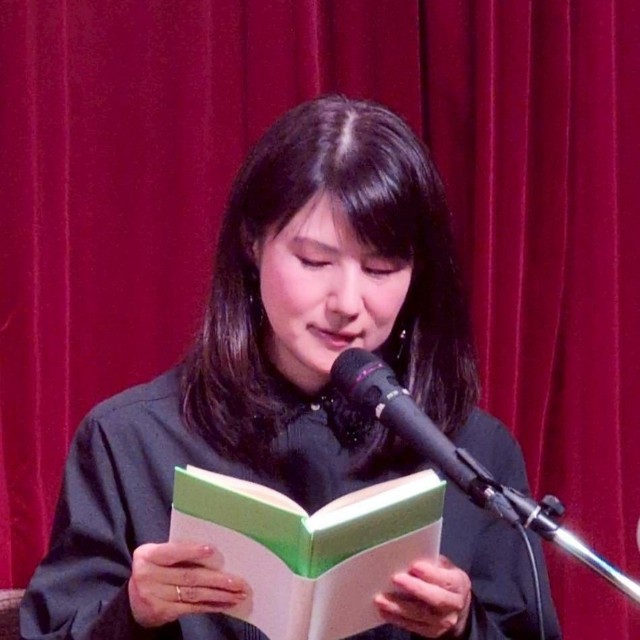初ライブで書籍を手に朗読する音楽ユニット「スピン」の中江有里＝都内の「MAMEHICO」銀座店