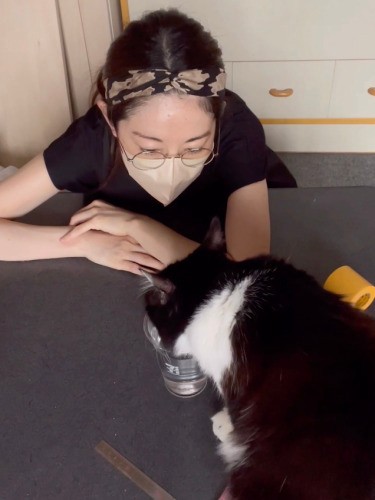 仕事の雇い止めがあり、のんびりと絵を描きながらめめちゃんと過ごした2022年春夏。14年間の中で一番幸せな時間だったそう（そらみずほさん提供）