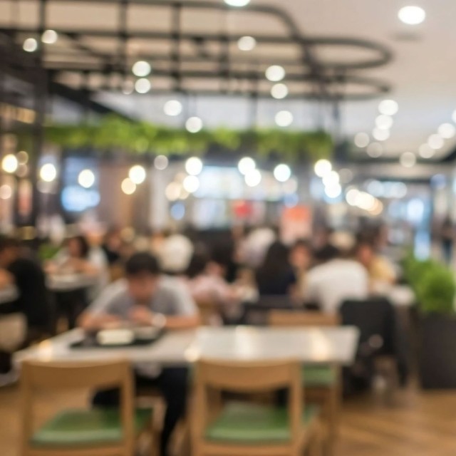 混雑するフードコート　※画像はAIで生成されたイメージです（miracle/stock.adobe.com）