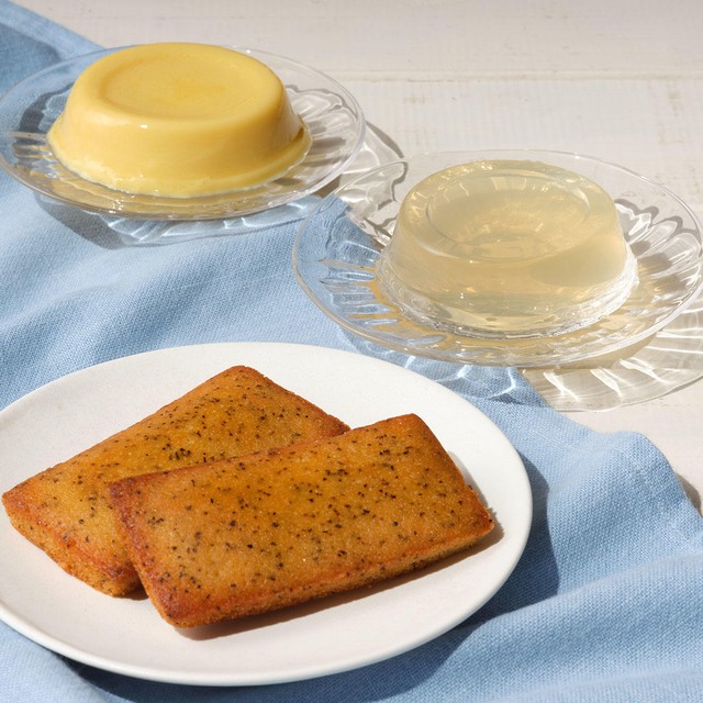 ネコバッグにセットのお菓子（カルディコーヒーファーム提供）