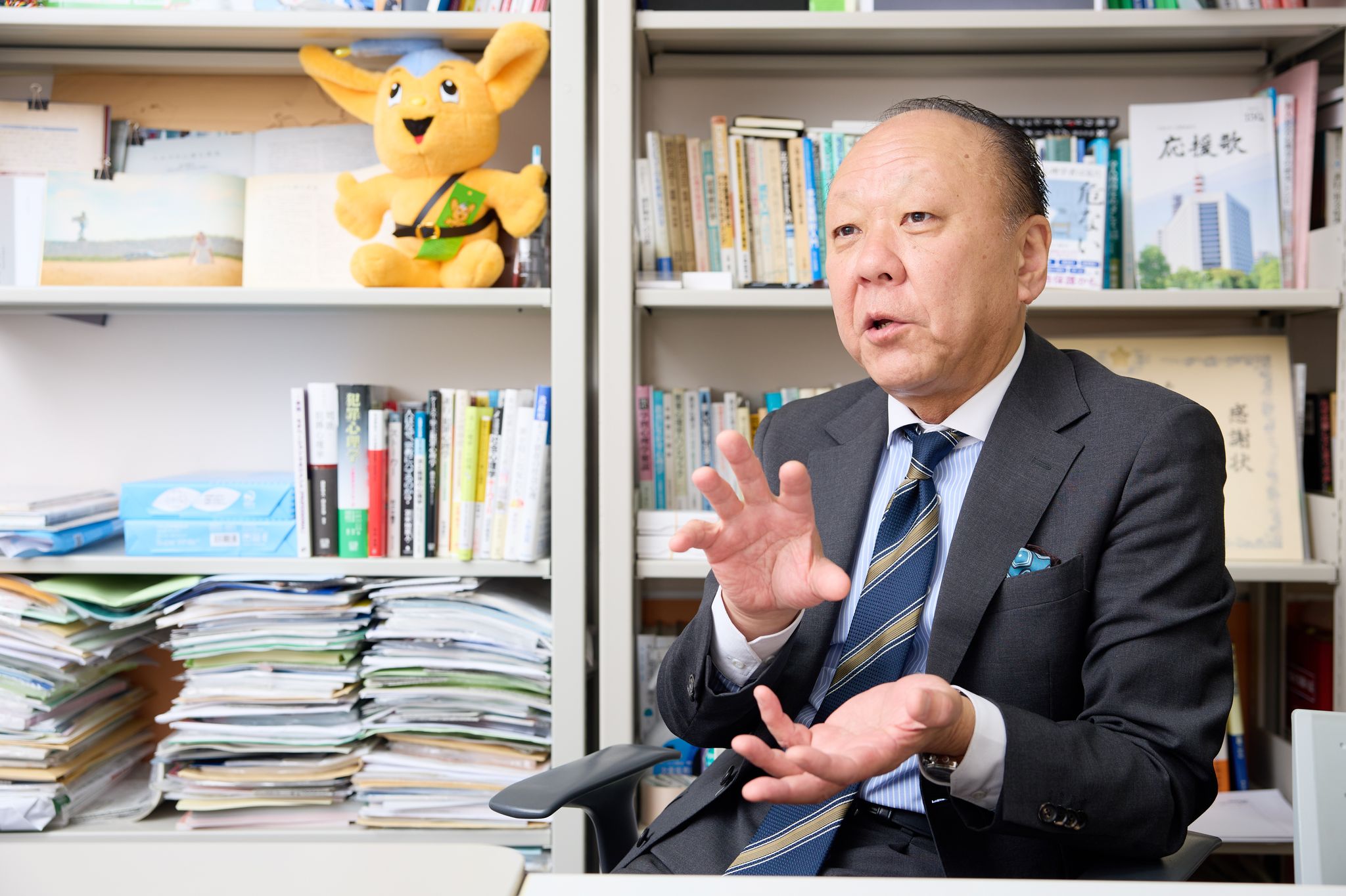 取材に答える出口保行さん