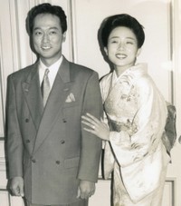 婚約会見する太川陽介・藤吉久美子＝1994年