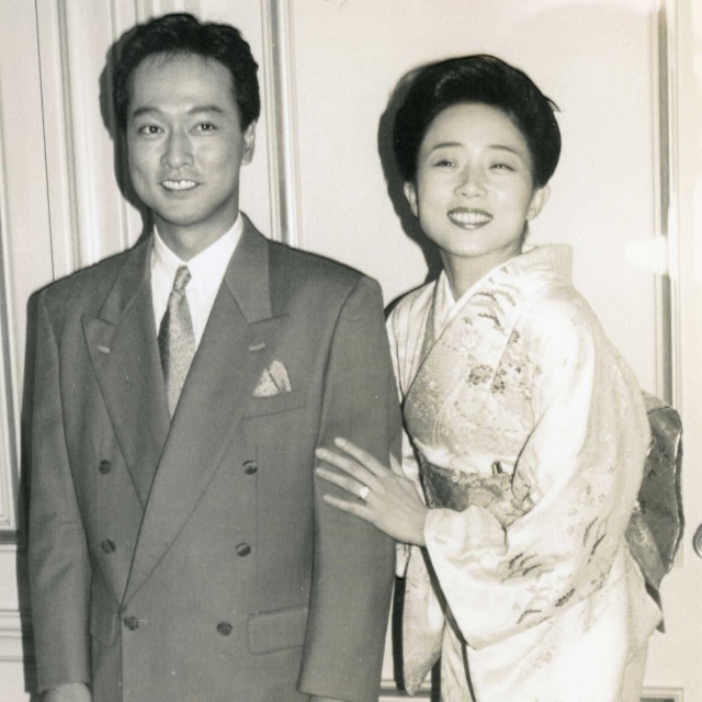 婚約会見する太川陽介・藤吉久美子＝1994年