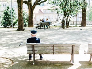 急に涙をこぼした寡黙な老人。介護実習者が知った、昼下がりの雨の悲しい現実