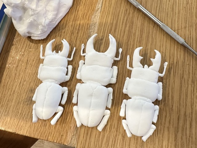 息子さんが粘土で作ったオオクワガタとヒラタクワガタ（提供：島田拓さん）