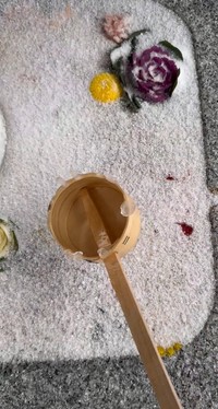 花手水の表面の霜に水をかけていくと…（動画よりキャプチャ、トリミング 画像提供：荘内神社さん）