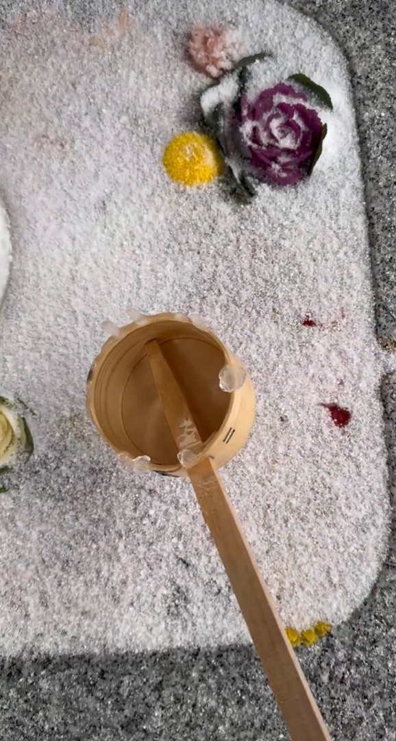 花手水の表面の霜に水をかけていくと…（動画よりキャプチャ、トリミング 画像提供：荘内神社さん）