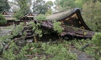 台風の影響で倒壊した平野神社の拝殿＝２０１８年９月４日、京都市北区
