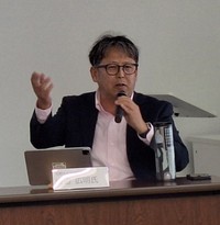 「2025年度の消費と金融のトレンド予測」のパネルディスカッションで節約生活について語った消費経済アナリストの渡辺広明氏＝都内