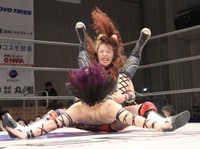 攻防を繰り広げる両者（DASH・チサコVS松本浩代より）＝後楽園ホール