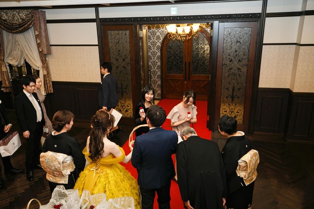 ゲストのお見送りにバラがついたプレゼントを渡す/yumyさん（@jaekmilerr）提供