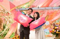 笑顔を見せる川崎麻世（左）と妻＝「新婚さんいらっしゃい！」11月16日放送回よりⓒABCテレビ